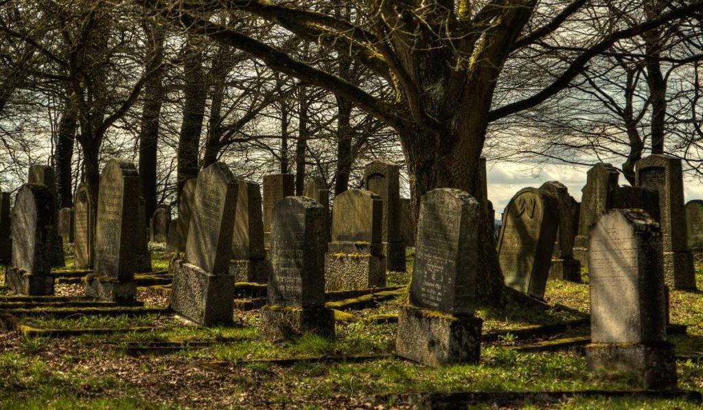 Γερμανία: Πόλη της NRW απαγορεύει τις φωτογραφίες τάφων στο νεκροταφείο