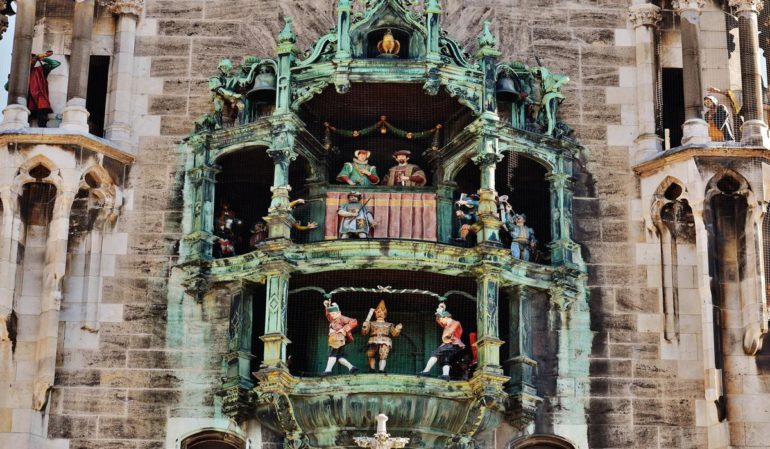 Marienplatz Μόναχο: Το Glockenspiel και η ιστορία του