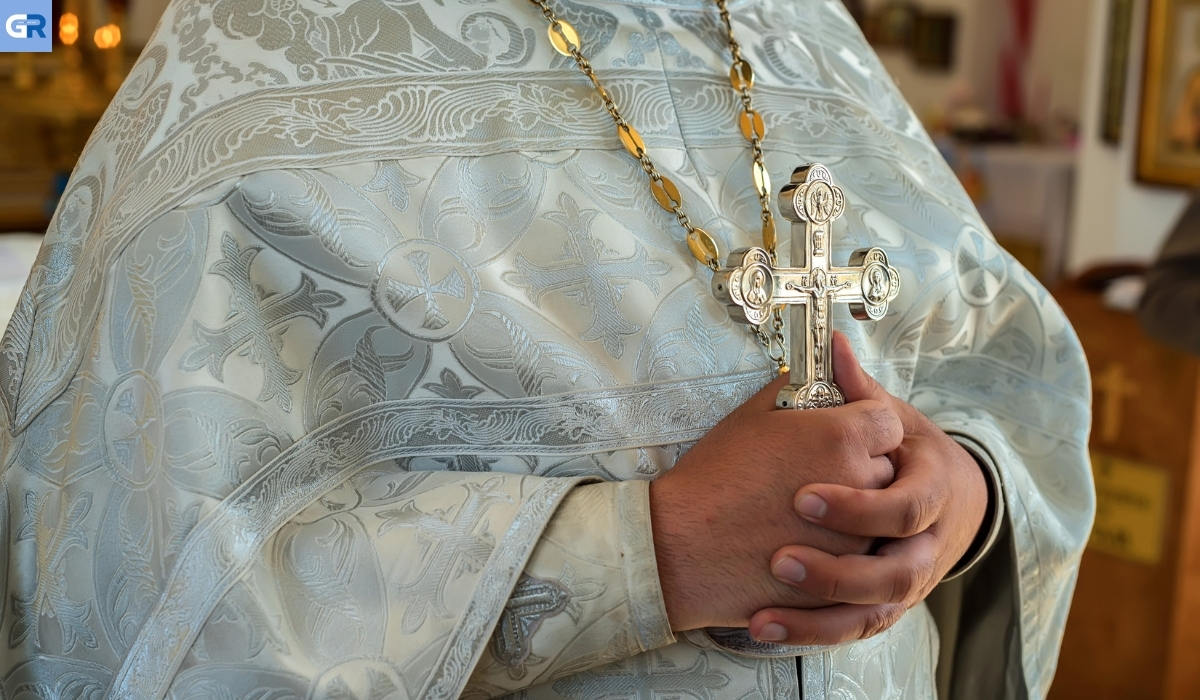 Γιατί οι ιερείς την ώρα της Αποκαθήλωσης φορούν λευκά άμφια