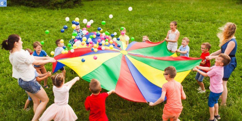 Παιδιά παίζουν σε πάρτι στην παιδική χαρά