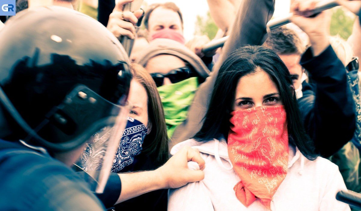 Γαλλία: Διαδηλώσεις κατά Covid – «Μακρον δικτάτορα» φώναζαν