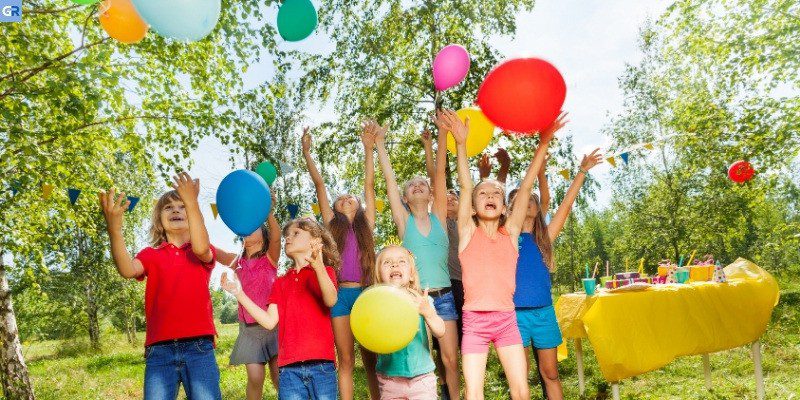 Παιδιά παίζουν με μπαλόνια