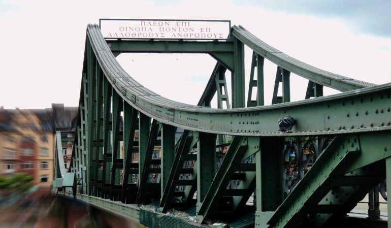 Eiserner Steg: Η γέφυρα της Φρανκφούρτης που “μιλάει” αρχαία ελληνικά