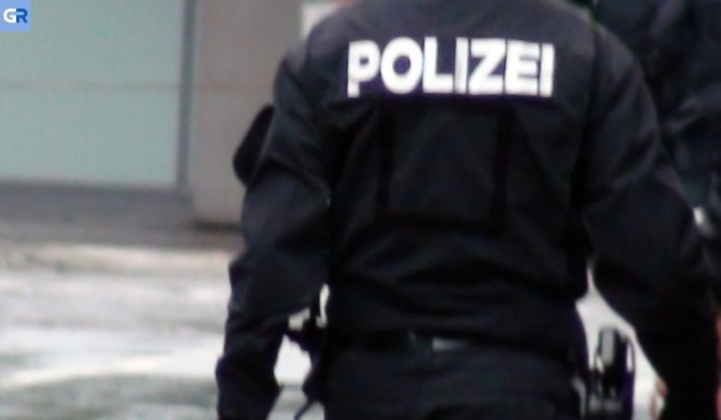 Αστυνoμικός στη Γερμανία χτυπάει παιδί στο κεφάλι