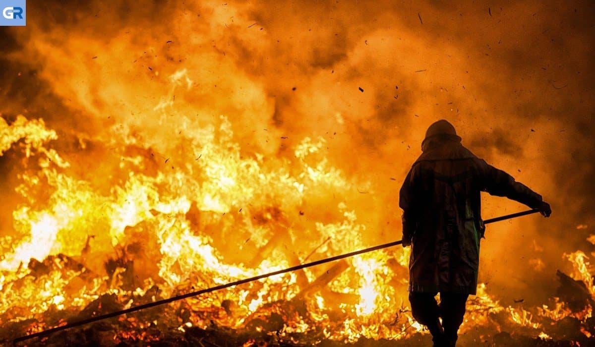Καίγονται σπίτια στο Ντράφι – Εκκενώνονται Ανθούσα, Διώνη, Δασαμάρι
