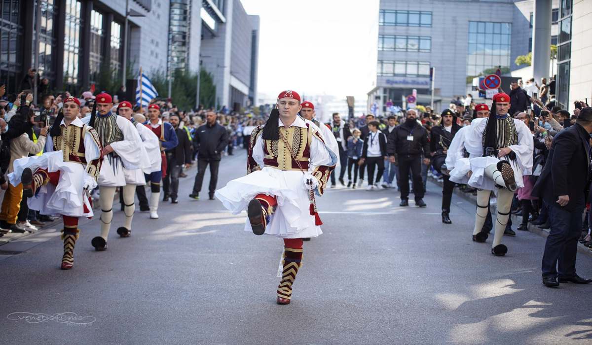 Γερμανικός Τύπος: Θεαματική Ελληνική παρέλαση στη Στουτγάρδη