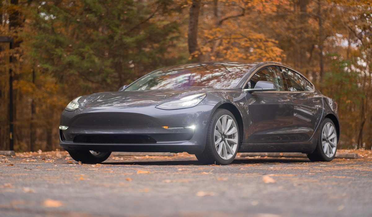 H Tesla αποζημιώνει αδρά οδηγό στη Γερμανία