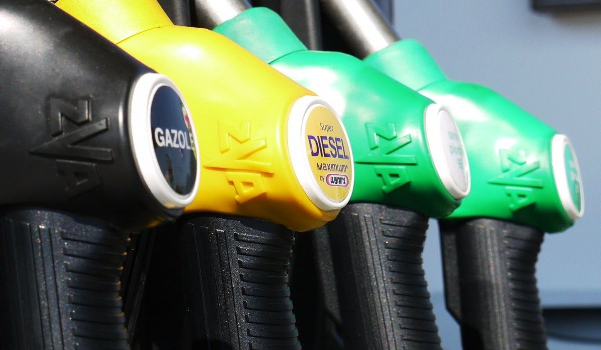 Ακριβότερη κατά 40 λεπτά η βενζίνη στην Ελλάδα σε σχέση με τη Γερμανία