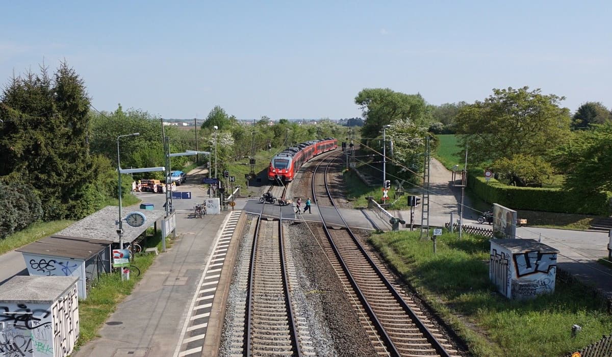 Γερμανία: Έπεσε στις γραμμές – και παρασύρθηκε από τρένο