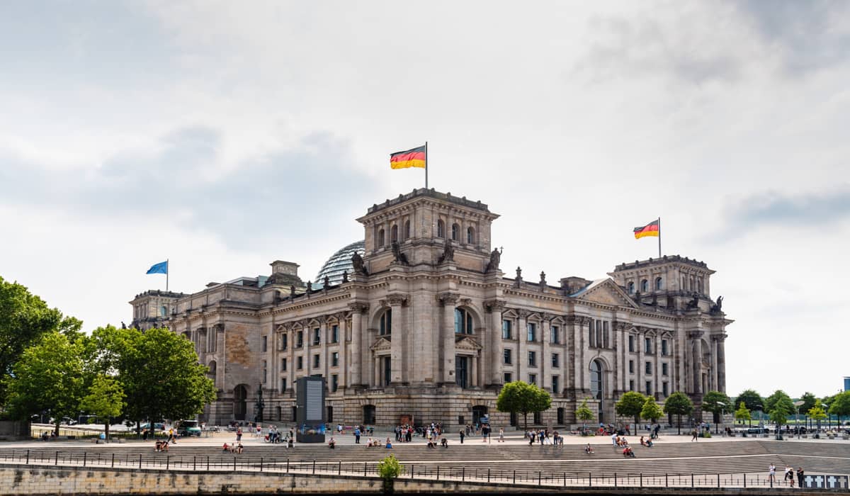 Βερολίνο: O σύζυγος της δημάρχου κατηγορείται για απάτη