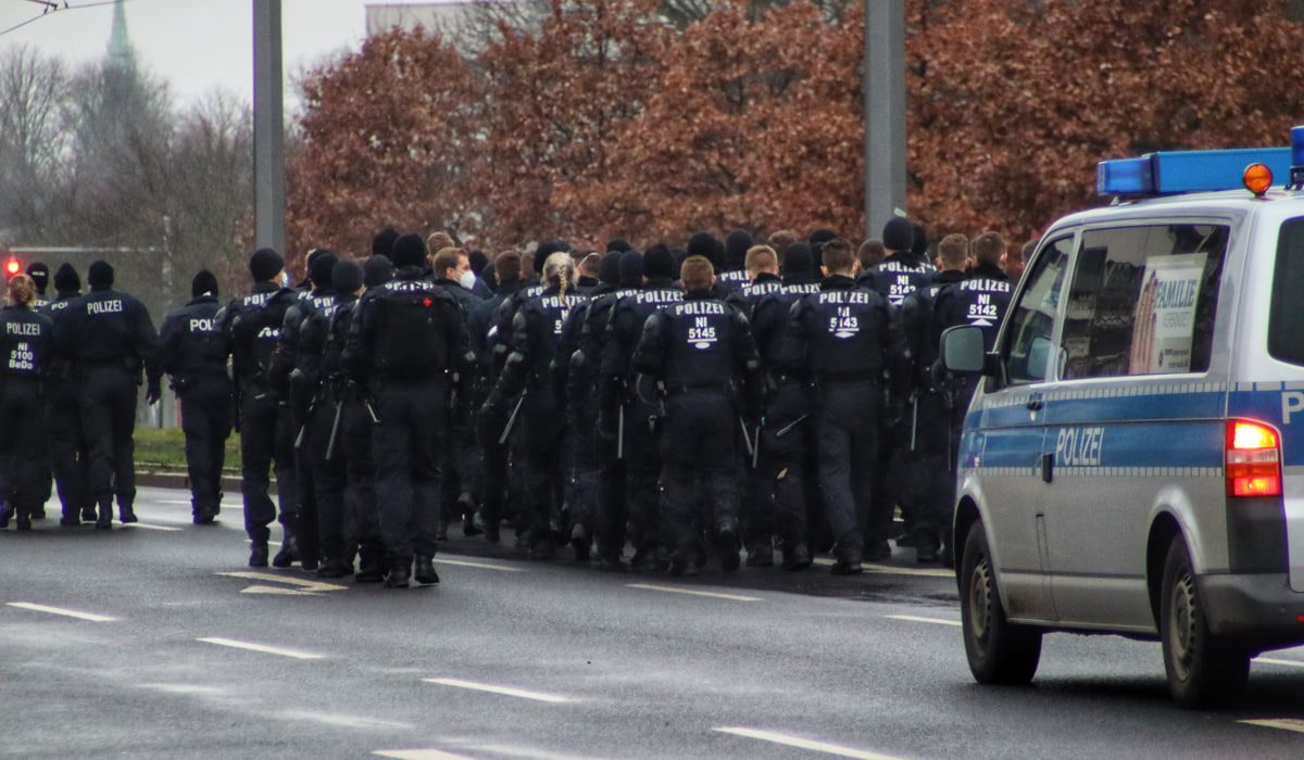 Γερμανία: 40 άτομα επιτίθενται σε αστυνομικούς με σιδερόβεργες
