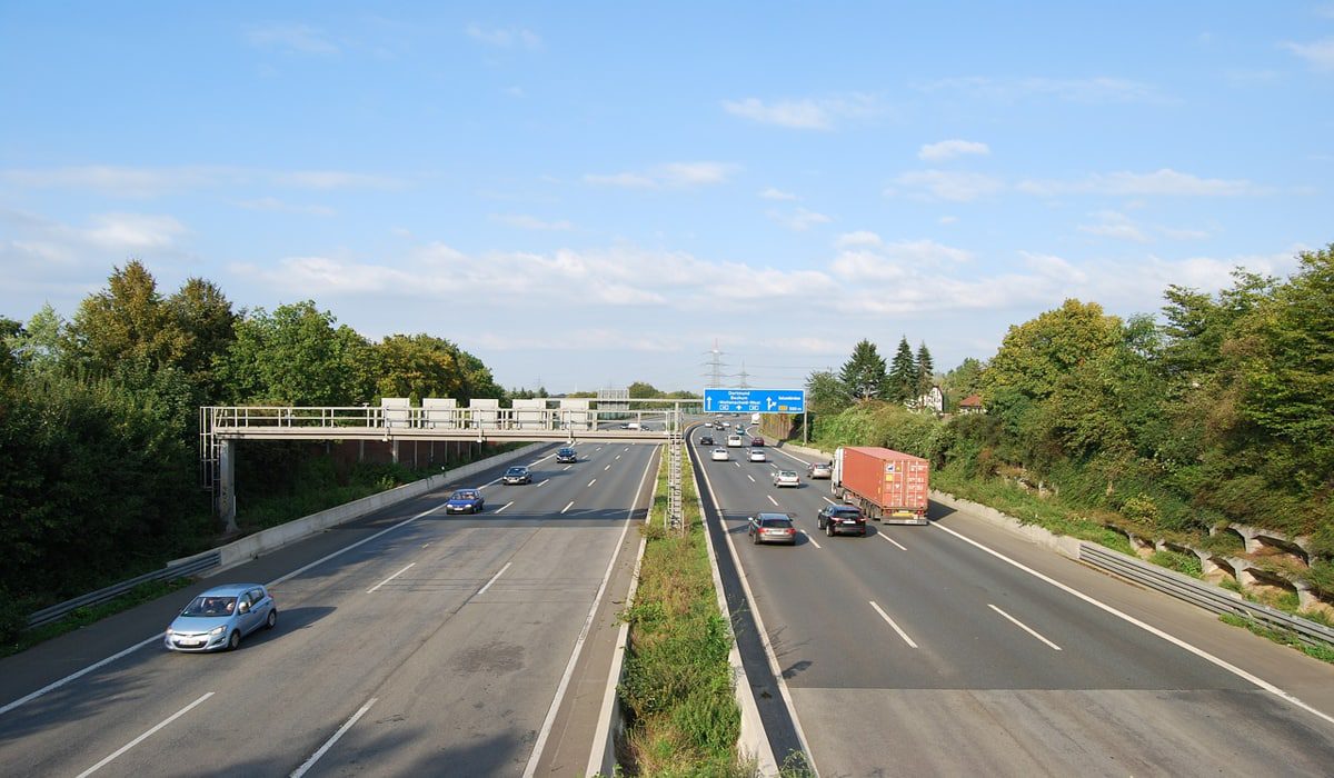 Οι Γερμανοί βάζουν όρια ταχύτητας στην Autobahn – Ποιος είναι ο λόγος;