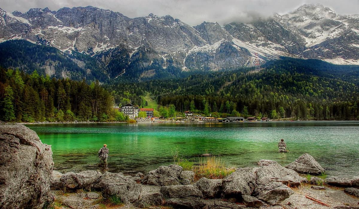 Οι κρύες λίμνες στη Βαυαρία φέρνουν μείωση των τουριστών