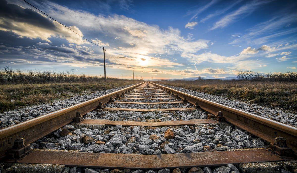 Άνδρας σπρώχνει 16χρονη στις σιδηροδρομικές γραμμές