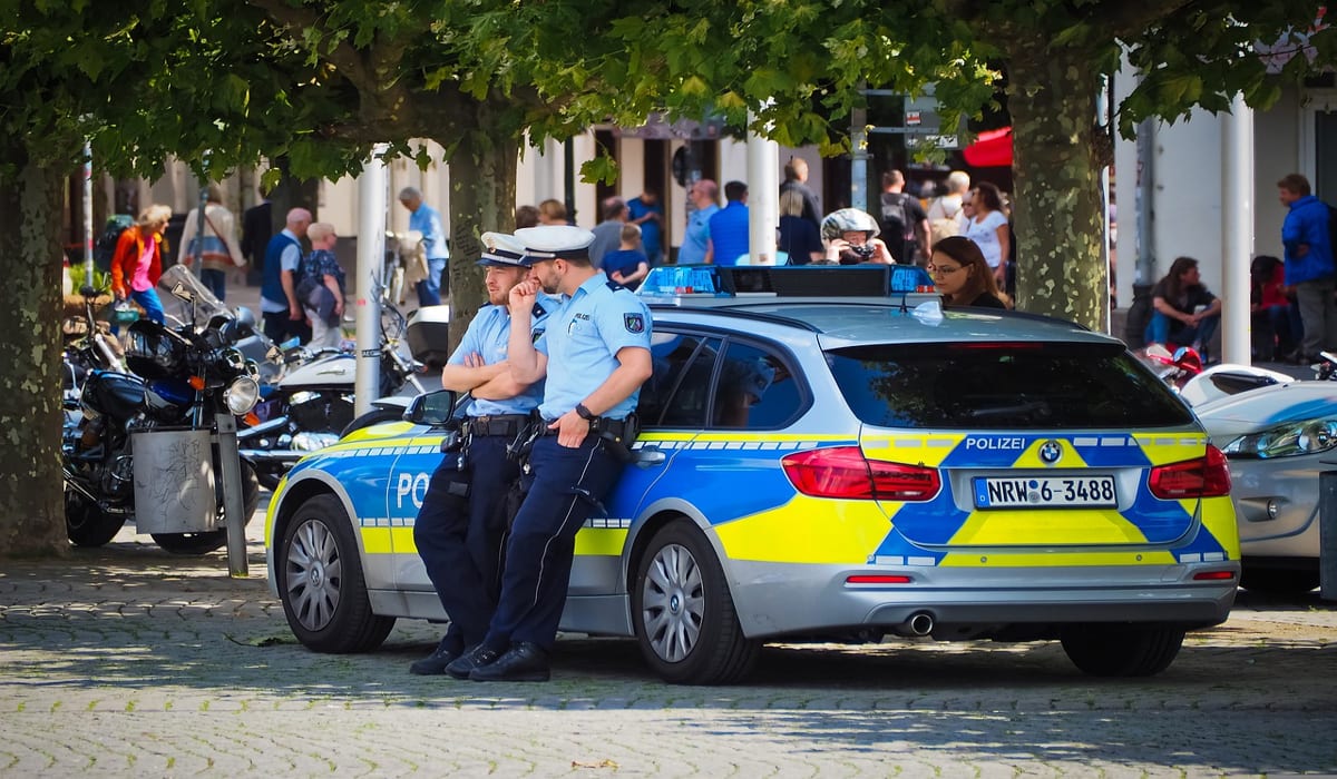 Γερμανία: Μεθυσμένος οδηγός πέφτει πάνω στην Αστυνομία