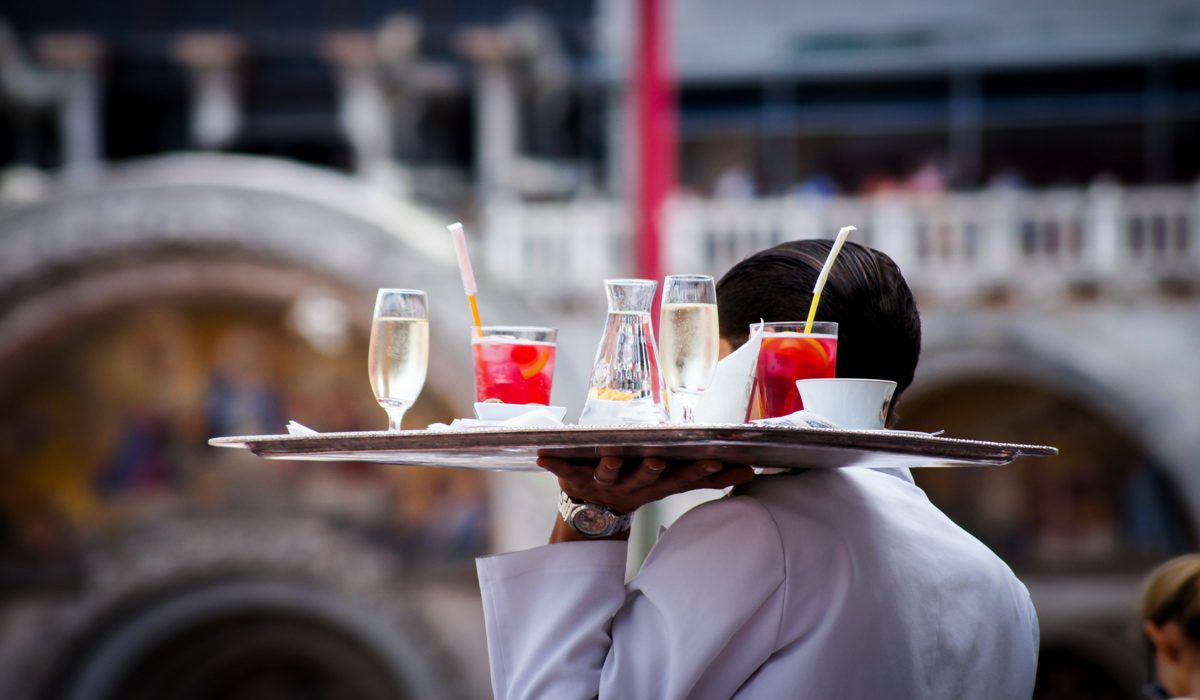 Μεγάλη έλλειψη προσωπικού σε μπαρ και εστιατόρια της Γερμανίας