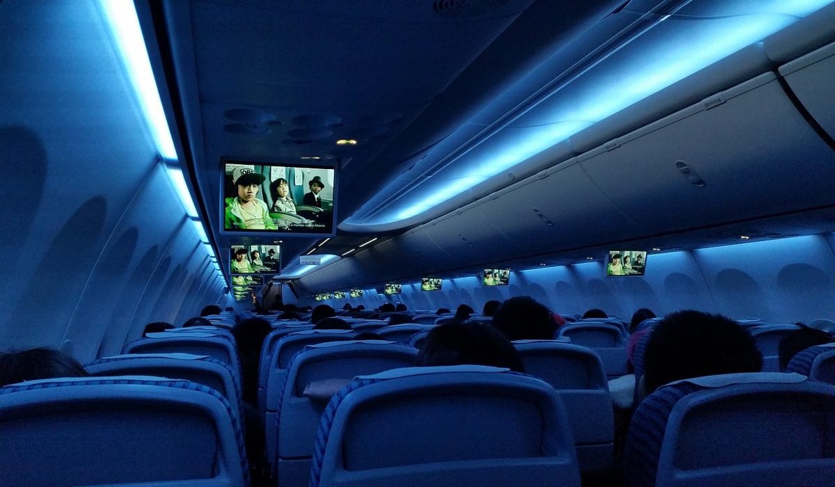 Επιβάτης προσπαθεί να ανοίξει την πόρτα του αεροσκάφους
