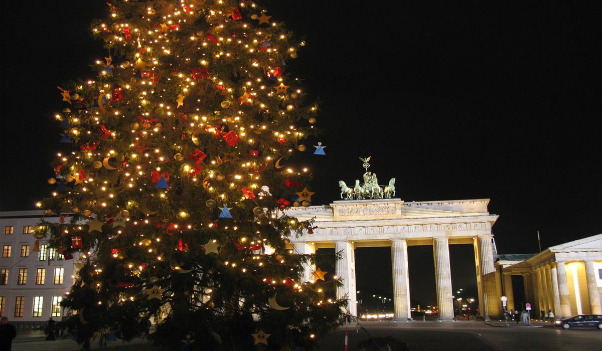 Ντροπιαστικό ατύχημα με το χριστουγεννιάτικο δέντρο στο Βερολίνο