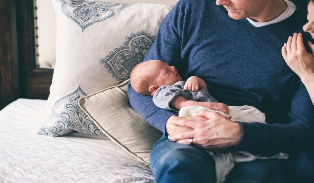 Γερμανία: Άδεια πατρότητας μετ' αποδοχών για τους νέους μπαμπάδες