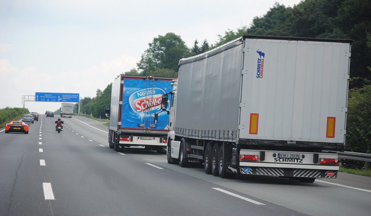 Χώροι στάθμευσης στη Γερμανία: Απελπισμένοι οι οδηγοί φορτηγών