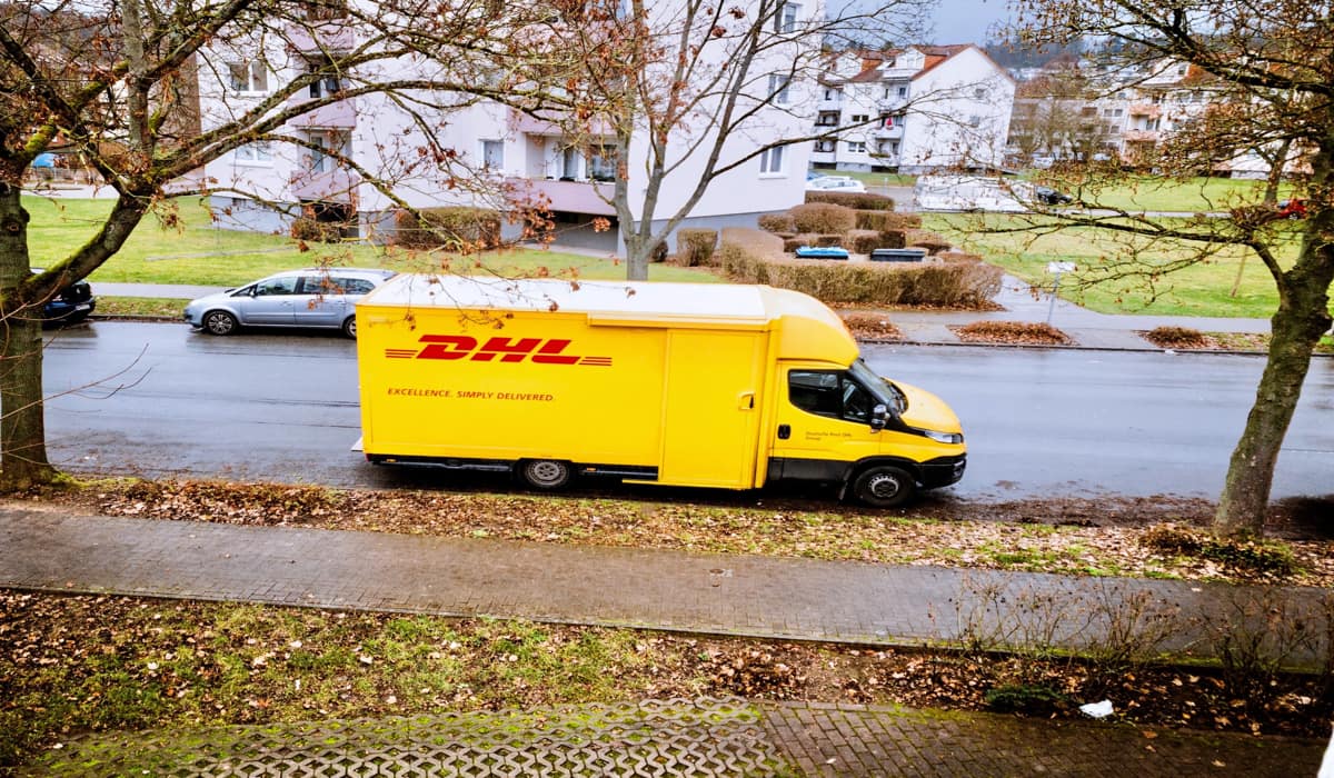 Γερμανία: Γιατί η DHL δεν παραδίδει τα δέματα στο σπίτι;