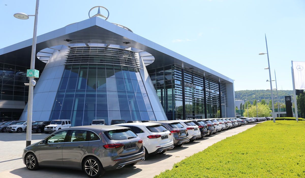 Επιδρομή μετά από υποψίες για διαφθορά στη Mercedes-Benz