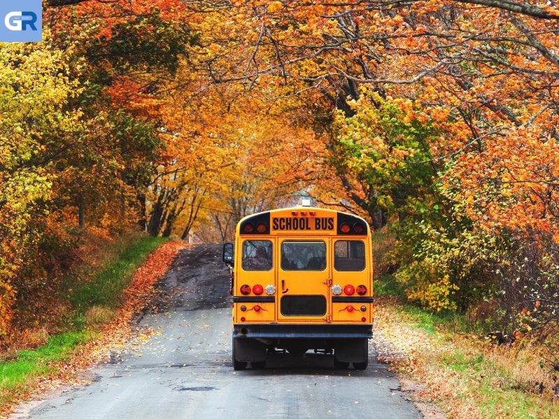 Ατύχημα: Σχολικό λεωφορείο με 18 επιβαίνοντες ανατρέπεται