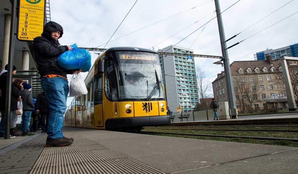 Γερμανία: Περάσαν το τραμ για νταλίκα μετακόμισης (Video)