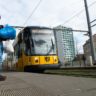 Γερμανία: Περάσαν το τραμ για νταλίκα μετακόμισης (Video)