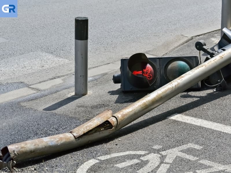 Γερμανία: Τράκαρε στο φανάρι και το πήρε μαζί του...