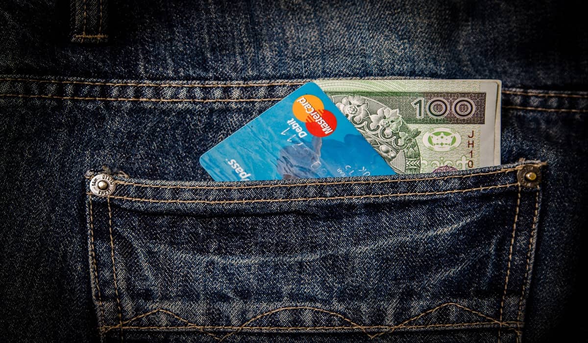 Τι κρύβεται από πίσω; Η Mastercard πληρώνει σε πελάτες 300 ευρώ