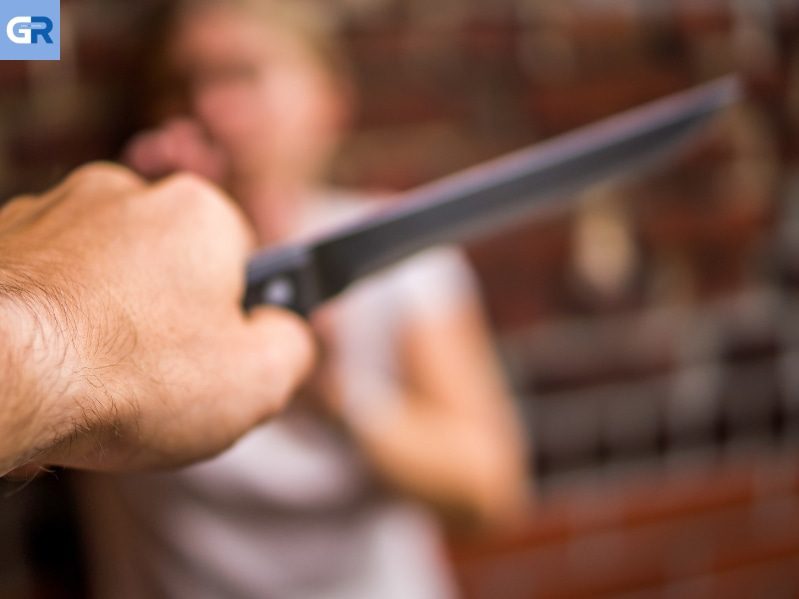 Άνδρας τραβάει μαχαίρι σε τρένο – παρεμβαίνουν αστυνομικοί
