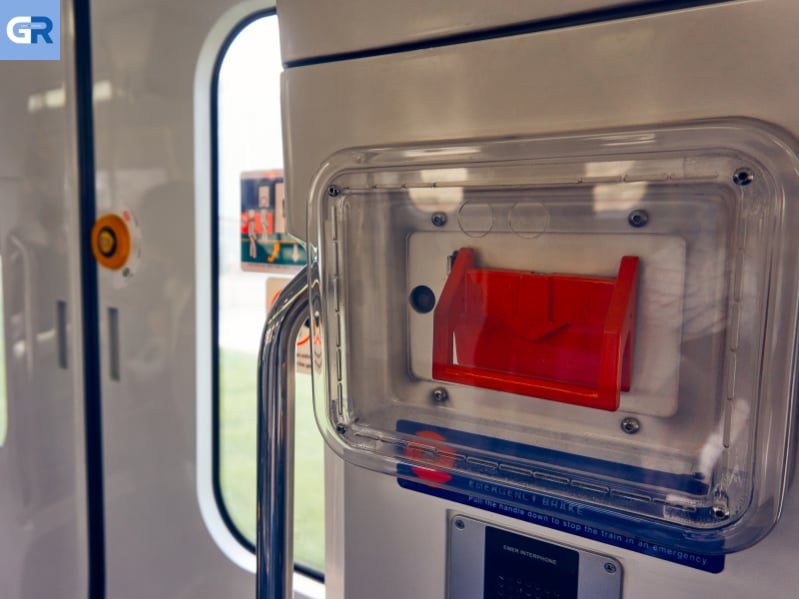 Νεαροί κλέβουν 16 σφυριά έκτακτης ανάγκης από το τρένο ICE
