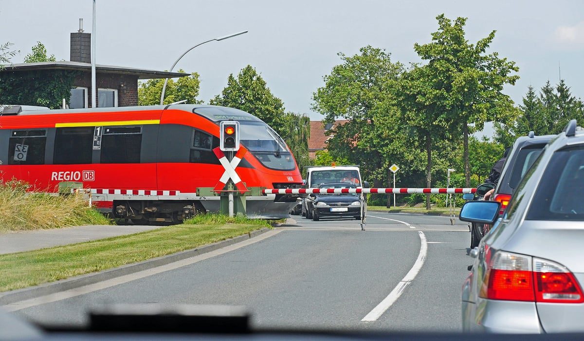 Αυστριακός προσγειώθηκε με αυτοκίνητο στις ράγες τρένου