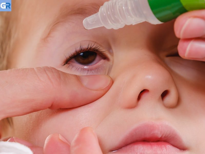 Κολλημένα παιδικά μάτια: Νέο σύμπτωμα Covid-19 ανακαλύφθηκε
