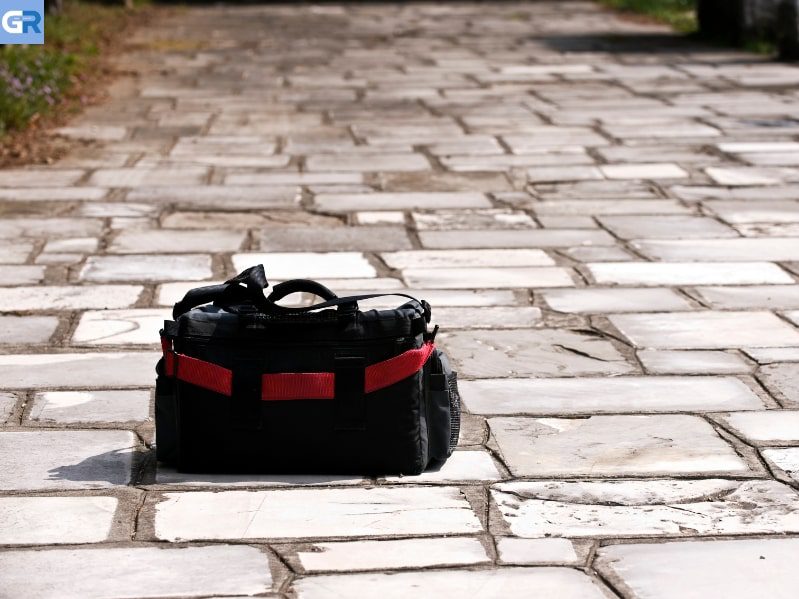 35χρονη γυναίκα βρίσκει και παραδίδει τσάντα με χιλιάδες ευρώ