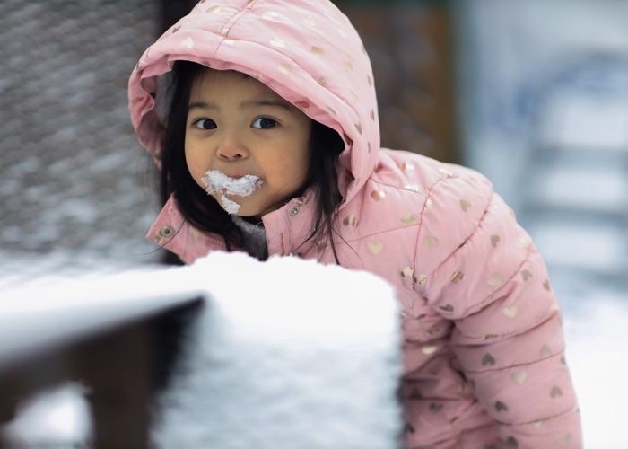 Τρώγοντας χιόνι: Πόσο επικίνδυνο είναι πραγματικά για την υγεία;