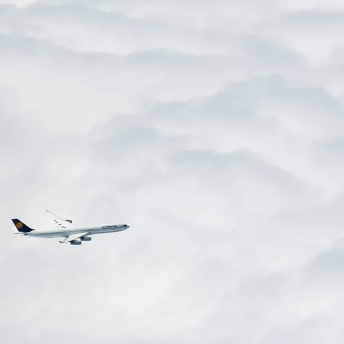 Αεροπλάνο της Lufthansa κάνει αναστροφή: μυστηριώδης οσμή στο αεροσκάφος