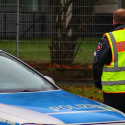 Οδηγός αυτοκινήτου τραυματίζει κορίτσι που έκανε ποδήλατο και εξαφανίζεται