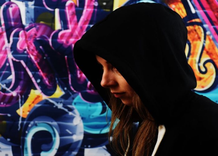15χρονη ψεκάζει ναζιστικά γκράφιτι σε τοίχους και αυτοκίνητα στο Μόναχο