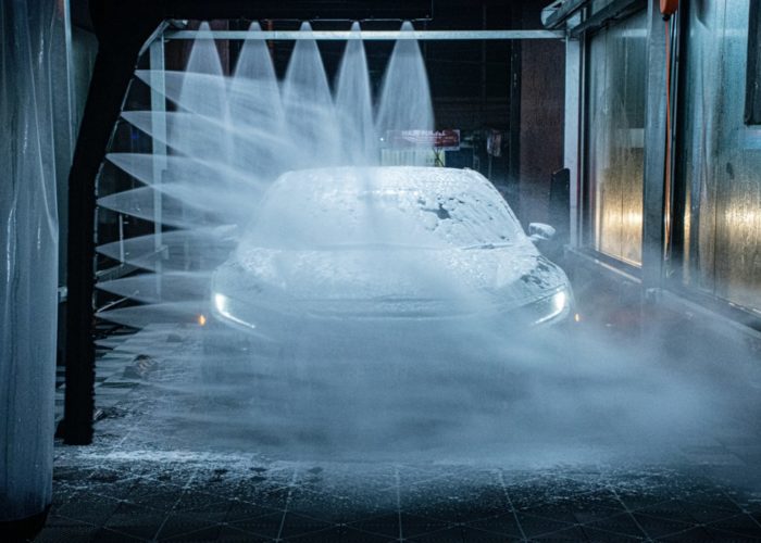 Σπασμένος καθρέφτης σε πλυντήριο αυτοκινήτων: Ποιος φταίει;