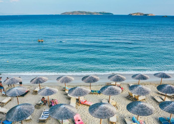Γερμανικό άρθρο: Νέος νόμος περιορίζει τις ξαπλώστρες στις Ελληνικές παραλίες