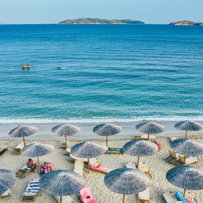 Γερμανικό άρθρο: Νέος νόμος περιορίζει τις ξαπλώστρες στις Ελληνικές παραλίες