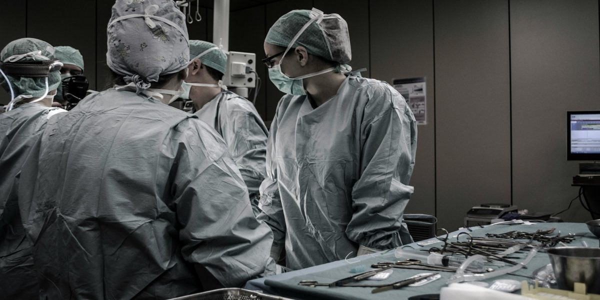 Η υπόκλιση των χειρουργών στον μικρό Άγγελο – Η καρδιά του θα σώσει ένα παιδί από τη Γερμανία