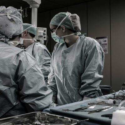 Η υπόκλιση των χειρουργών στον μικρό Άγγελο – Η καρδιά του θα σώσει ένα παιδί από τη Γερμανία