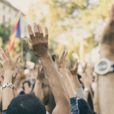 «Δεν έχω οξυγόνο»: Διαδηλώσεις για τα Τέμπη και στη Γερμανία