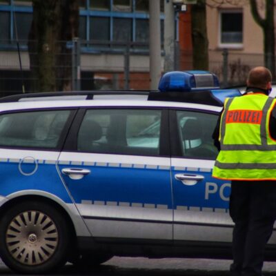 Απειλούσε περαστικούς με μαχαίρι: Αστυνομικός πυροβολεί γυναίκα στο Βερολίνο!