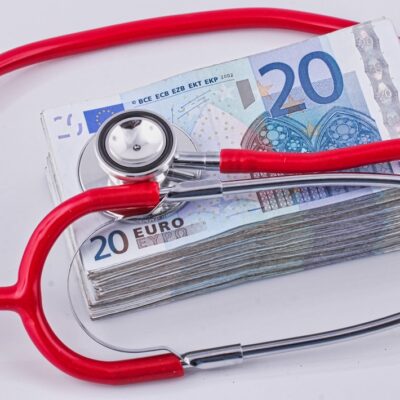 Οι ασφαλιστικές εταιρείες υγείας στο χείλος της χρεοκοπίας