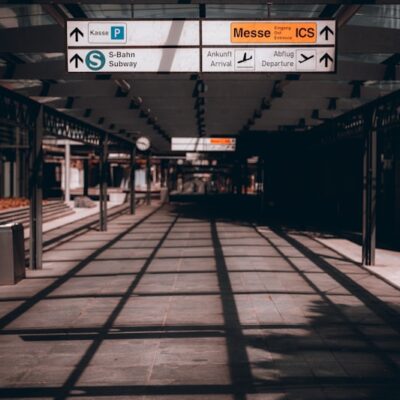 Βάδη-Βυρτεμβέργη: Ακτιβιστές κολλάνε στο αεροδρόμιο της Στουτγάρδης