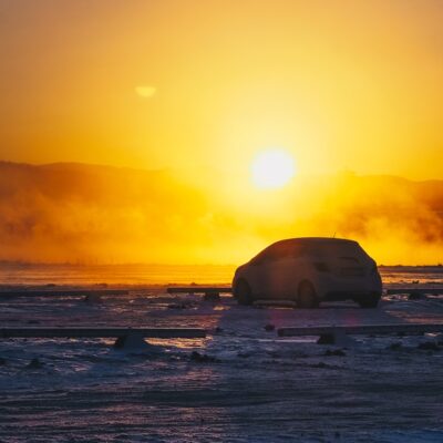 Έγκυα αυτοκίνητα; Θεαματικές εικόνες – η ακραία ζέστη οδηγεί σε περίεργες παραμορφώσεις